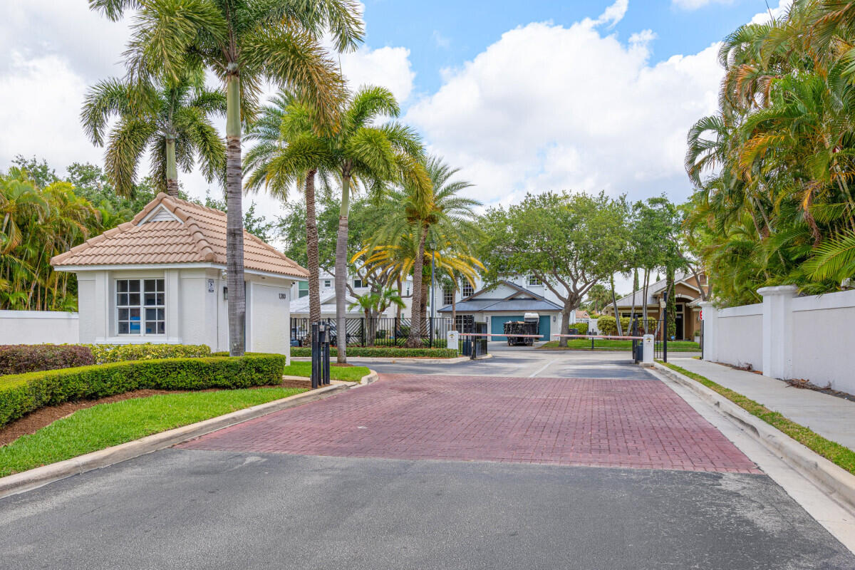 DELRAY LAKES - Residential