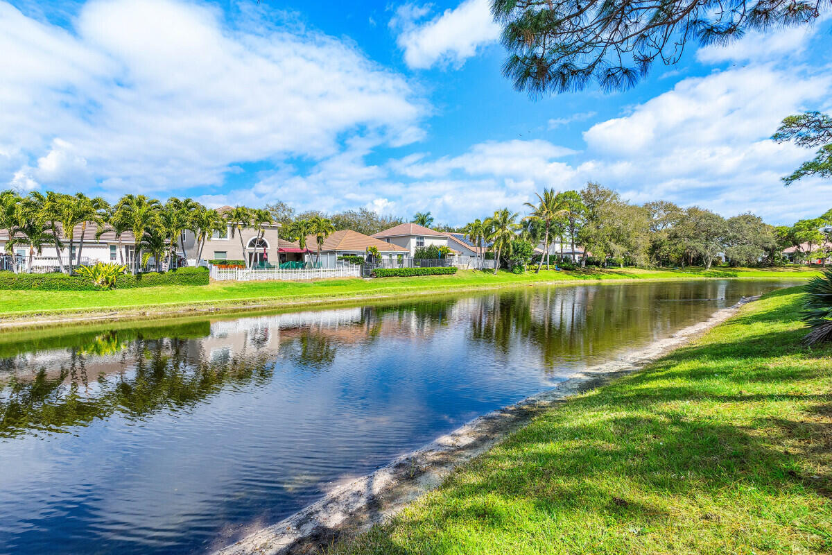 DELRAY LAKES - Residential