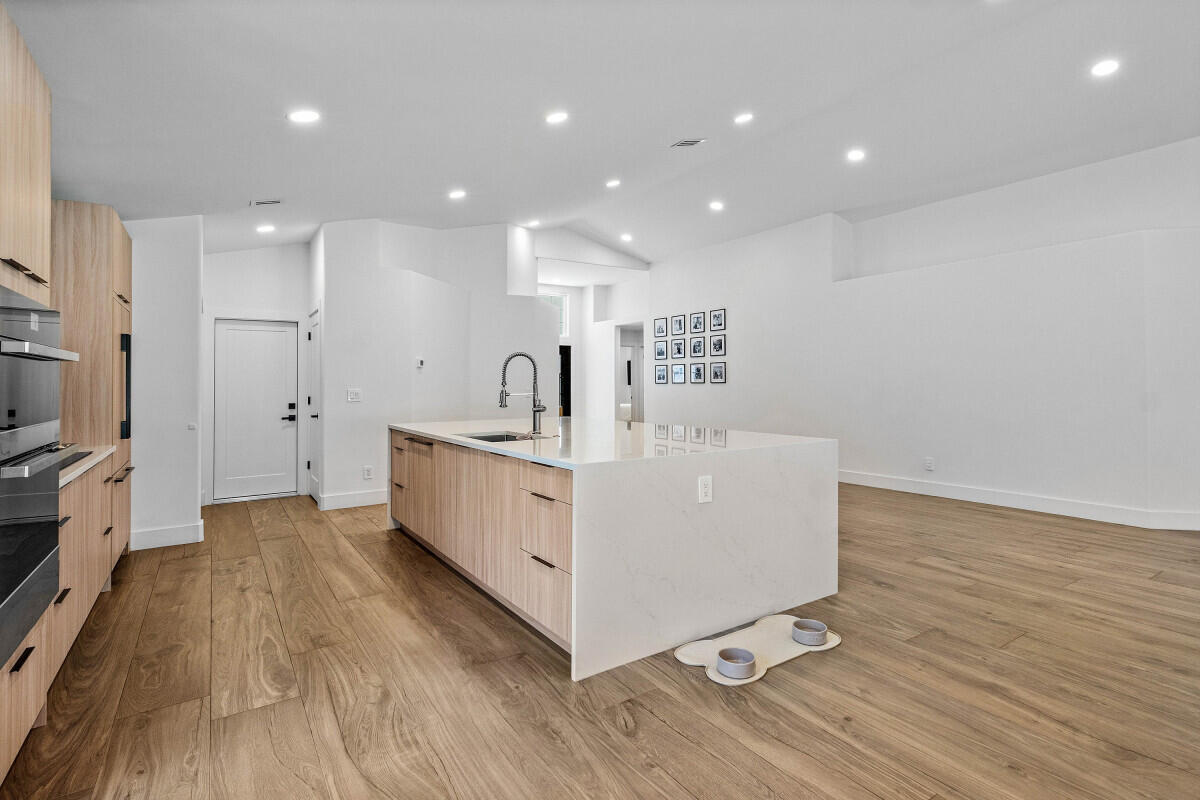 DELRAY LAKES - Residential