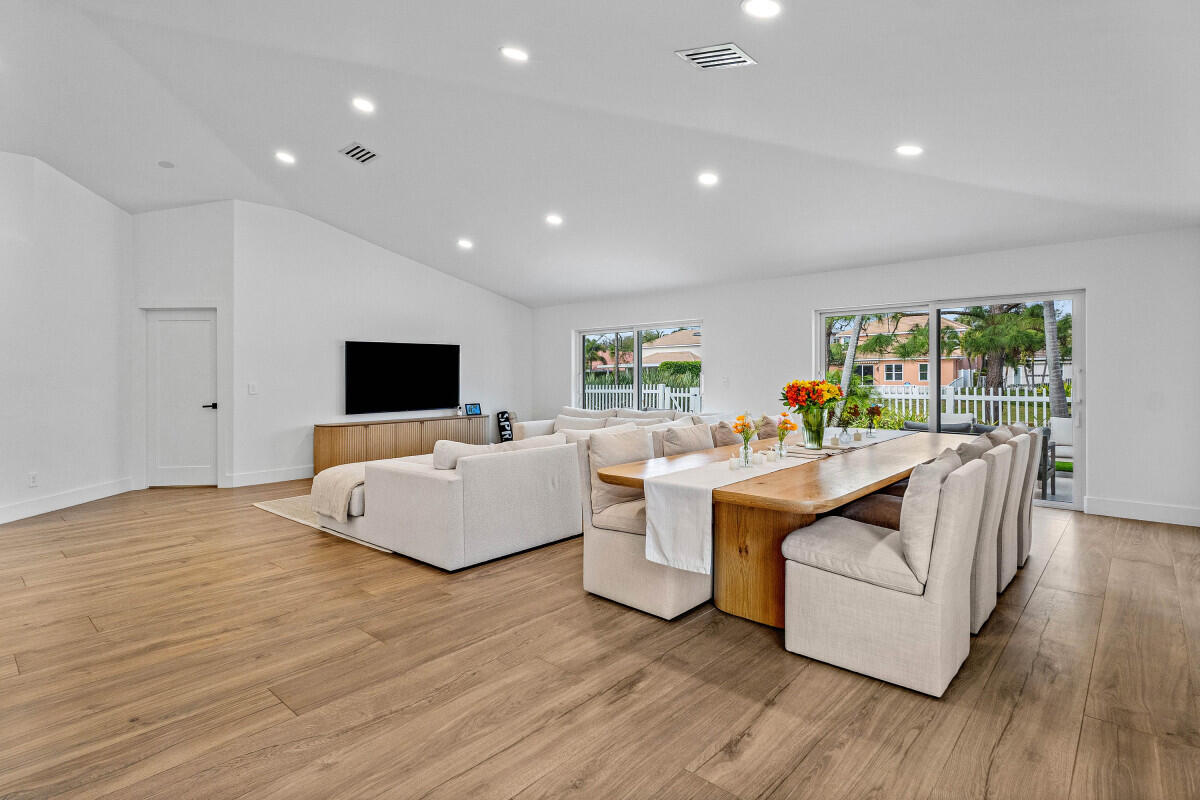 DELRAY LAKES - Residential