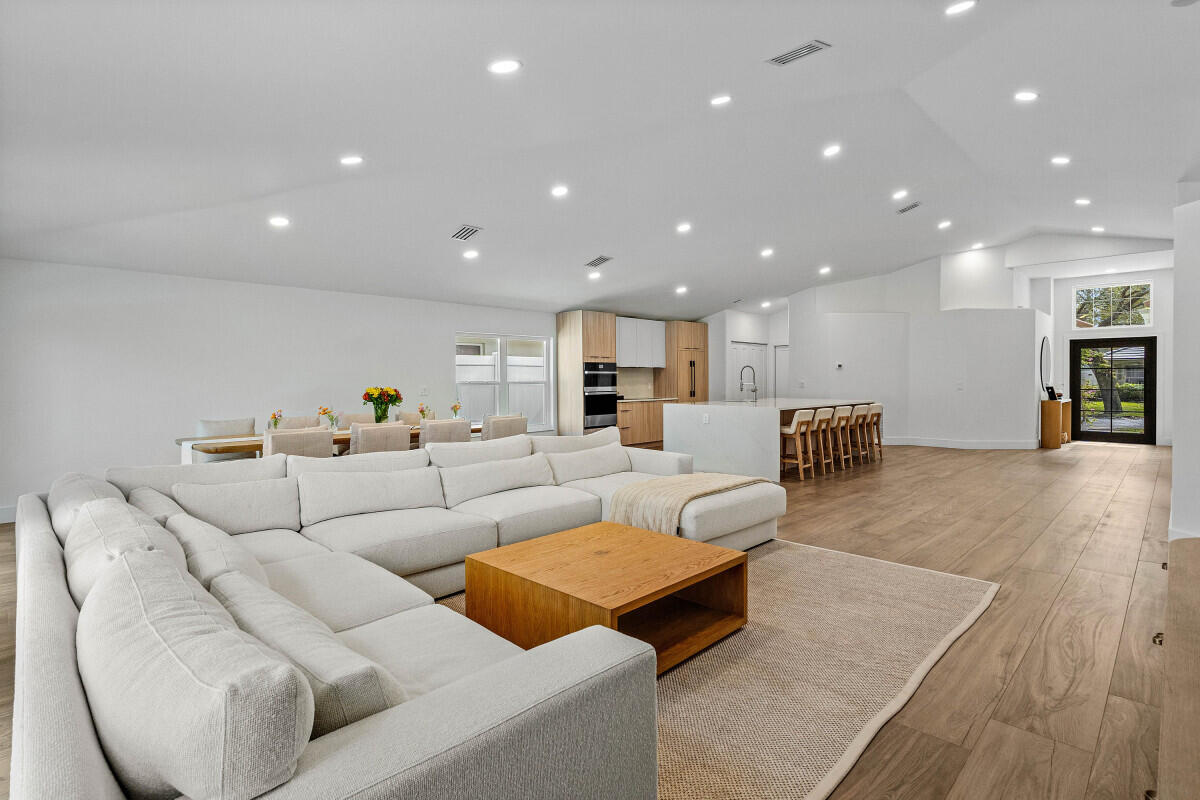 DELRAY LAKES - Residential