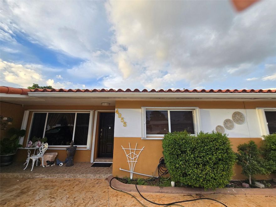 Charming and cozy 1 bedroom efficiency with private entrance, and 1 dedicated parking space. Minutes from Hardrock Stadium, restaurants, and shops. Water, Cable, & electricity included in the rent. Single occupant, no smoking, easy to show.