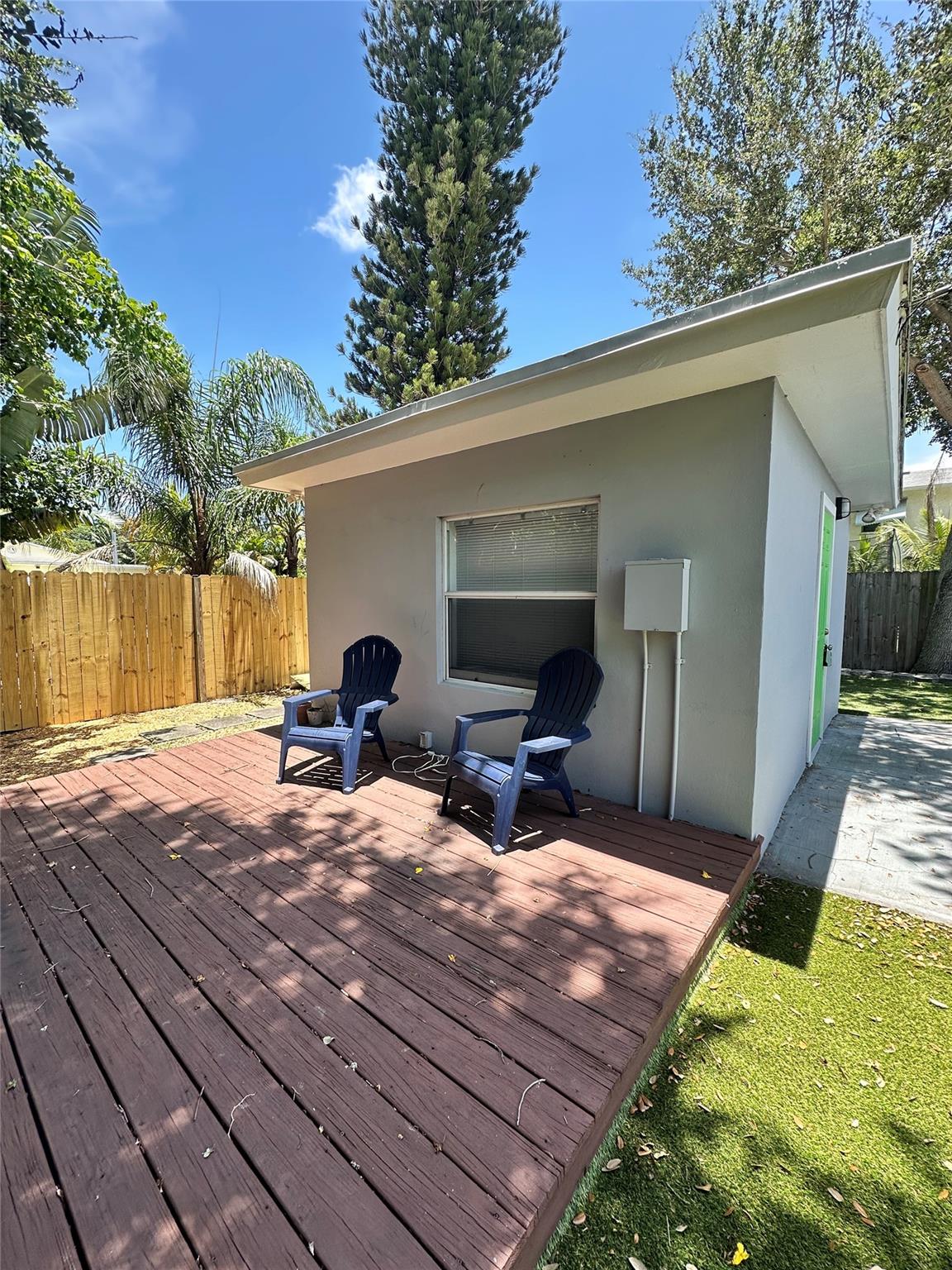 AMAZING & STUNNING NEWER EFFICIENCY UNIT WITH HOT TOP AND MINI REFRIGERATOR AND MICROWAVE, STATE-OF-THE-ART BATHROOMS, LOTS OF WINDOWS AND DAYLIGHT, LAUNDRY FACILITY WITH COIN MACHINES ON SITE, ONE PARKING SPACE (TANDEM) ALLOWED FOR GUEST, GORGEOUS SPACIOUS EFFICIENCY KITCHEN WITH GRANITE COUNTERTOP. GREAT LOCATION CLOSE TO WILTON MANORS & DOWNTOWN OAKLAND PARK, MINUTES TO THE FT. LAUDERDALE BEACH. NEXT TO LUCKY SUPERMARKET. MUST SEE. WILL GO FAST. EASY TO SHOW.