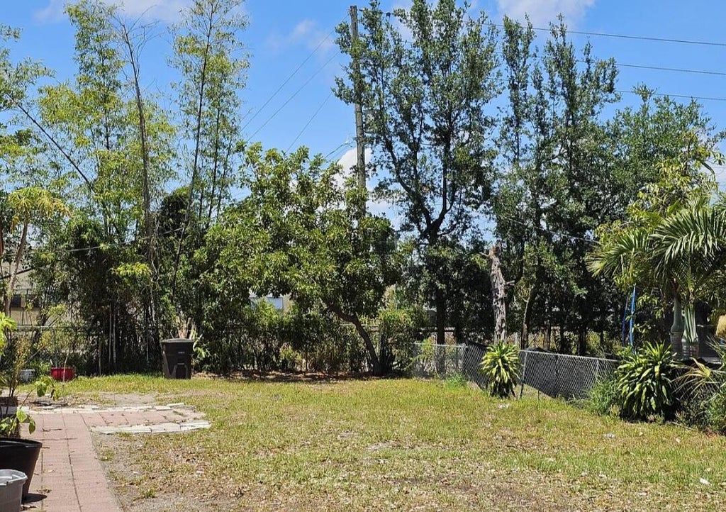 Photo of 2013 SE Dock Street, West Palm Beach, FL 33401 (MLS # B26047740)