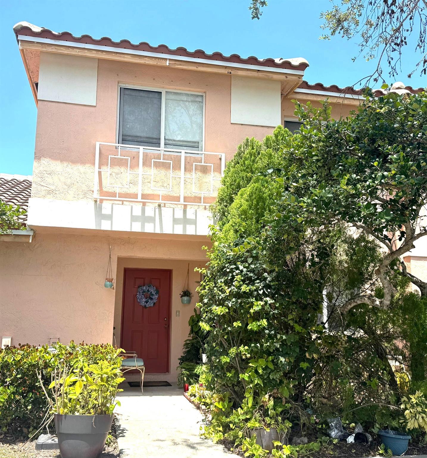 Charming & spacious townhome in Malibu Bay, a gated community. Great floor plan with separate living and dining areas (1500 sq ft). Tiles on first floor and laminate flooring in bedrooms on the second floor. The laundry area is conveniently located on the second floor. This townhouse has a separate family room, a separate breakfast area, and a nice yard. A new kitchen will be installed. The unit has 2 assigned parking. No pets unless a small one (deposit is required). Tenants pay for water. Association maintains the exterior. Amenities: pool, and gym. Association approval is required: $100 application fee per applicant age 18+. Approval process: up to 30 days. Gated without gard.