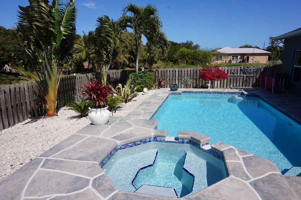 Photo of 1025 SE Bywood Avenue, Port Saint Lucie, FL 34983 (MLS # R10970304)