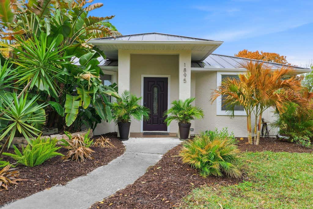 Photo of 1895 SW 17th Ave Avenue SW, Vero Beach, FL 32962 (MLS # B26027598)