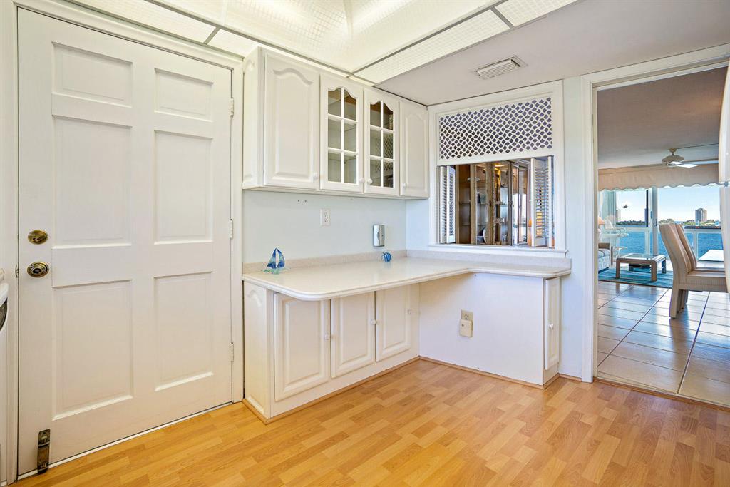 Lake Harbour Towers - Residential