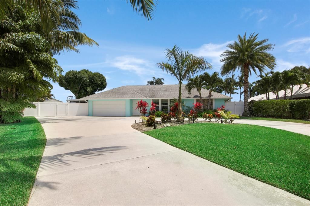 Photo of 11922 Catalpha Avenue, Palm Beach Gardens, FL 33410 (MLS # R10889170)