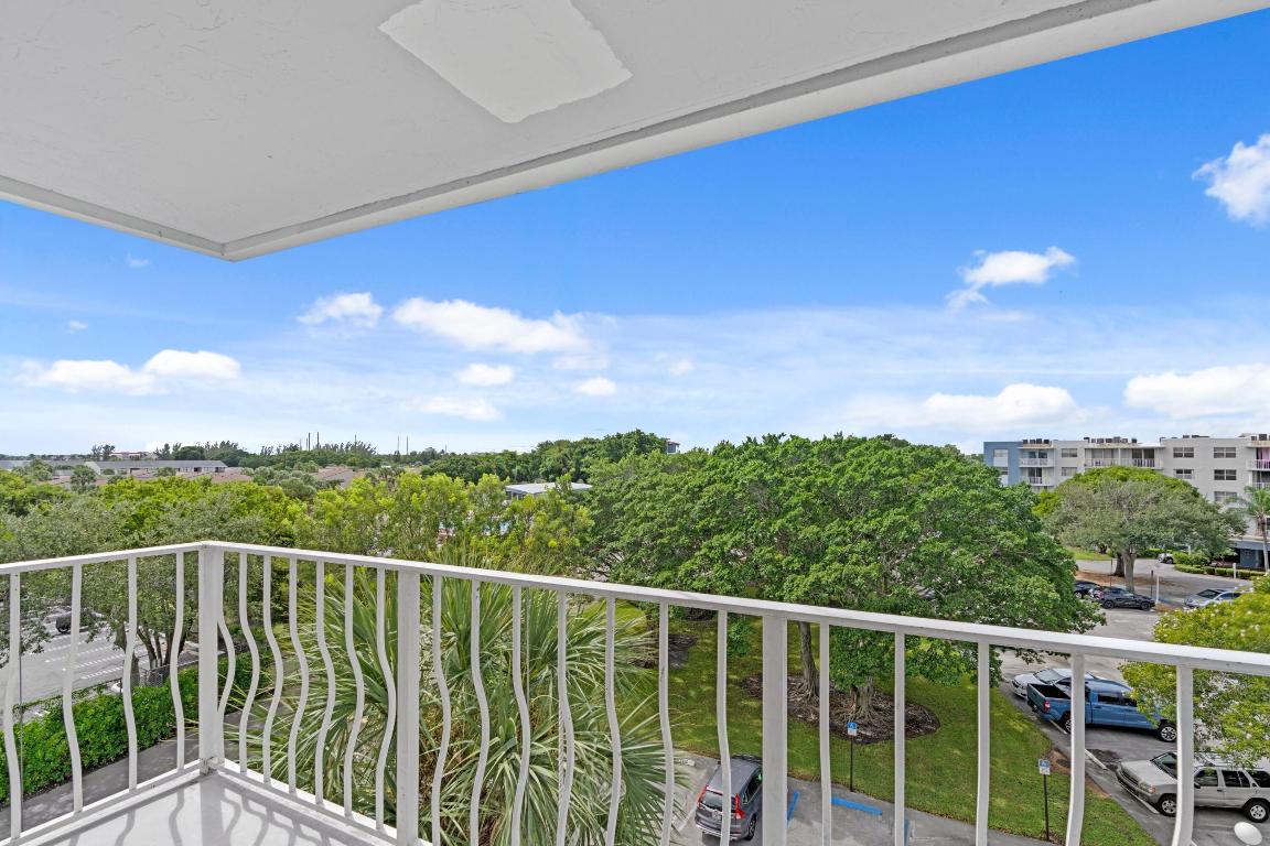 BREAKWATERS OF THE PALM BEACHES CONDO - Residential Lease