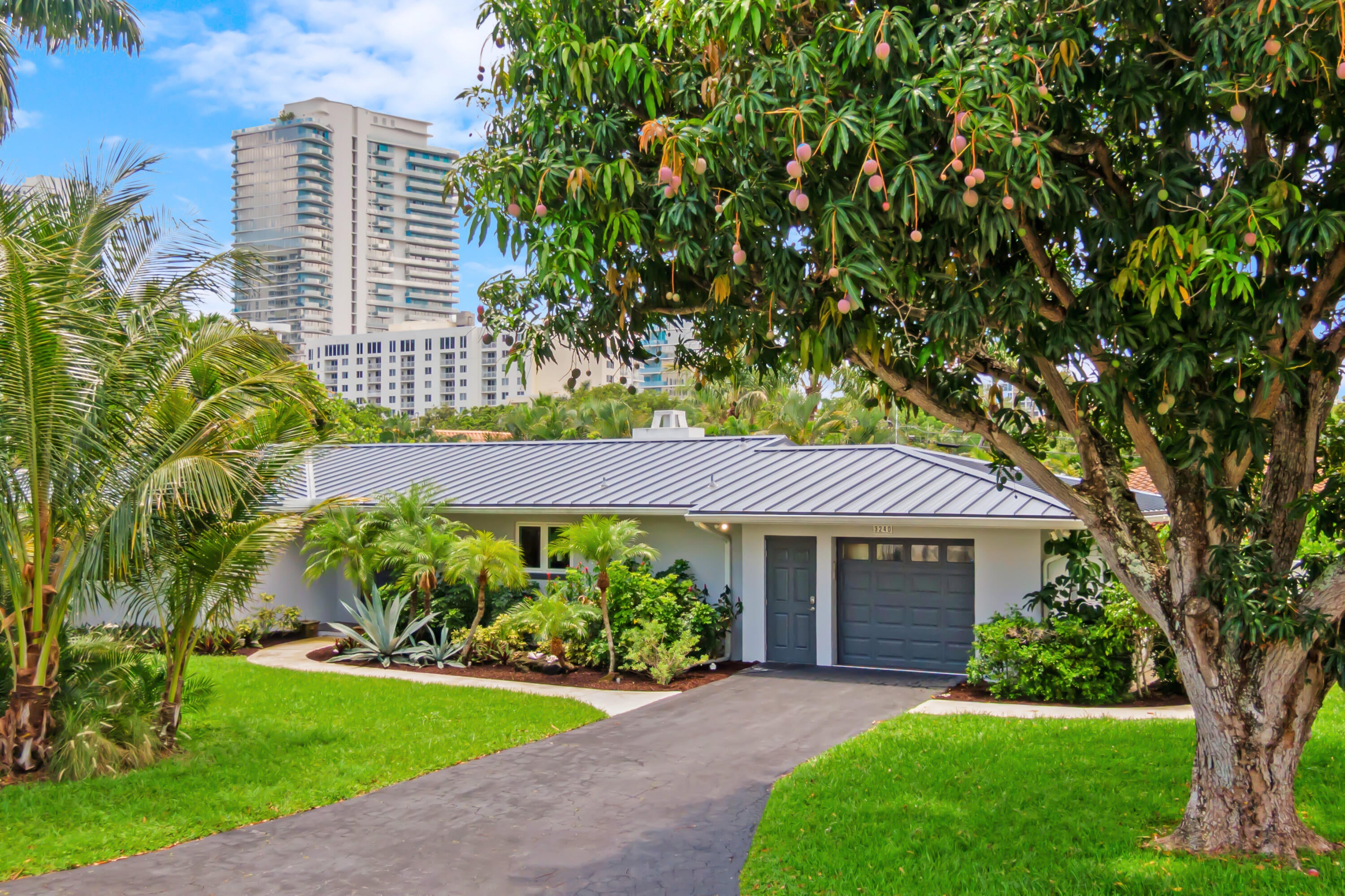 3240 Lakeview Drive