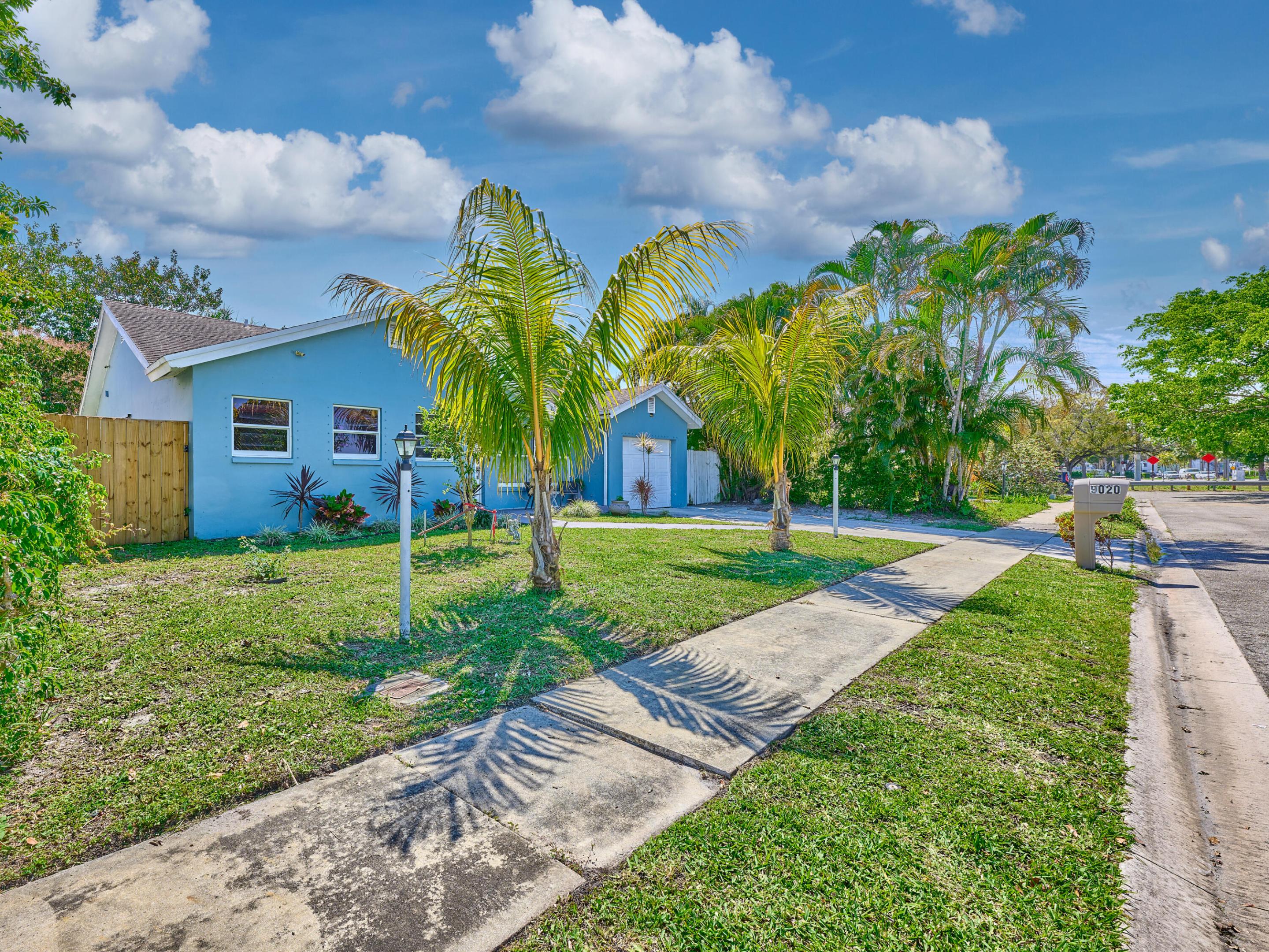 9020 SW 8th Street, Boca Raton, FL, 33433/$614,900 3 9020 SW 8th Street