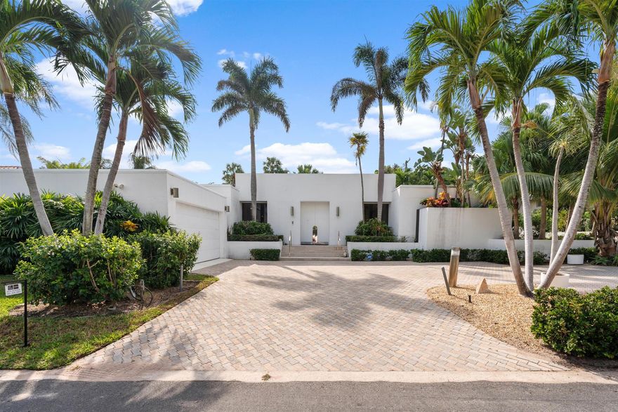 Beautiful contemporary estate on one of the best North End neighborhoods on the south side of the street.  Perfect for renovation or to build your dream home.  This estate is 4,060+/- total square foot on a 12,800+/- lot with 3 bedrooms and 3.1 bathrooms, 2-Car garage with pool.