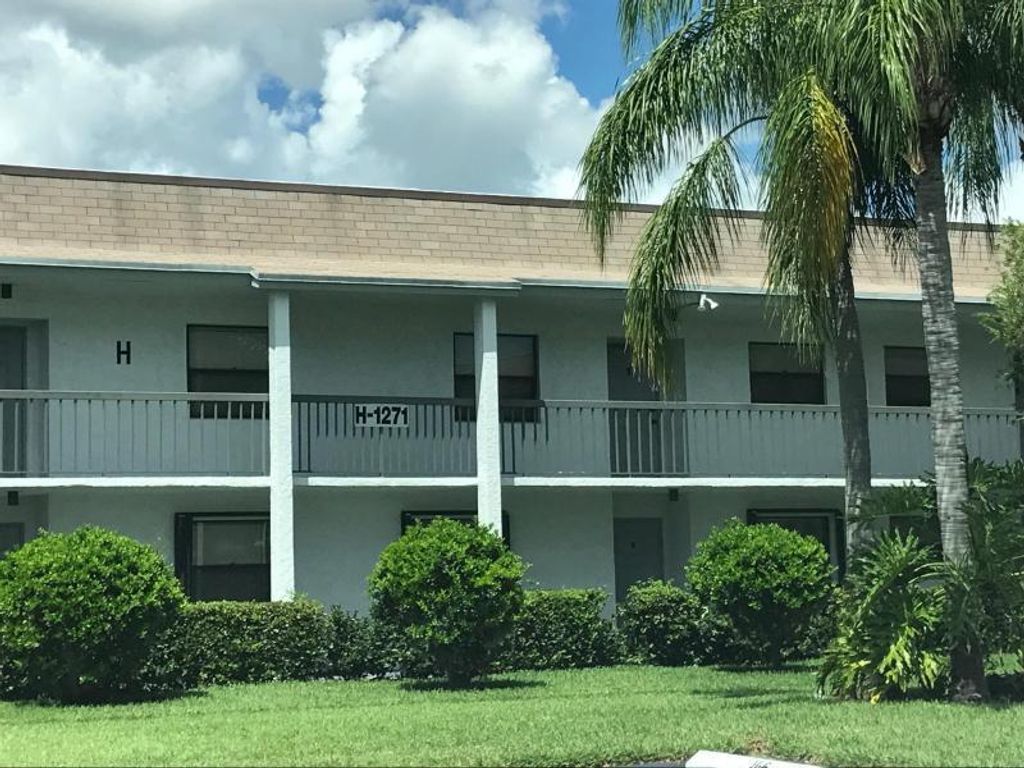 Photo of 1271 SE Parkview Place #H-8, Stuart, FL 34994 (MLS # R10787107)