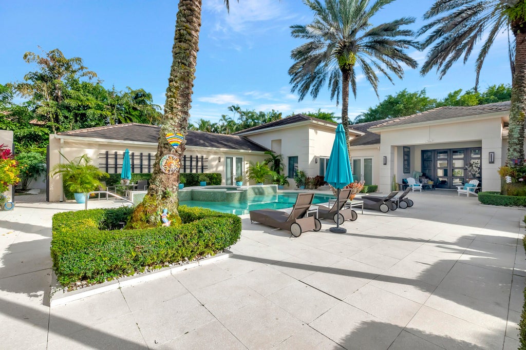 Photo of 17070 ROYAL COVE Way, Boca Raton, FL 33496 (MLS # B26057470)