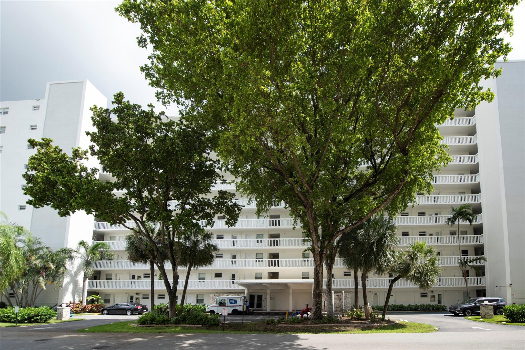 Spacious two-bedroom, one-bathroom unit available for annual rent. Conveniently located within walking distance to Publix, Galleria Mall, Starbucks, and various restaurants! Just a short walk to the beach. This unit is in the Bayview Elementary School district and is only a 20-minute ride from Fort Lauderdale Airport. Pets are welcome with a non-refundable deposit.
To move in, you will need to provide the first month’s rent, the last month’s rent, and a security deposit. Association approval is required, and a minimum credit score of 650 is necessary. Please note that only one parking spot is assigned. There is a laundry facility on the first floor of the building.