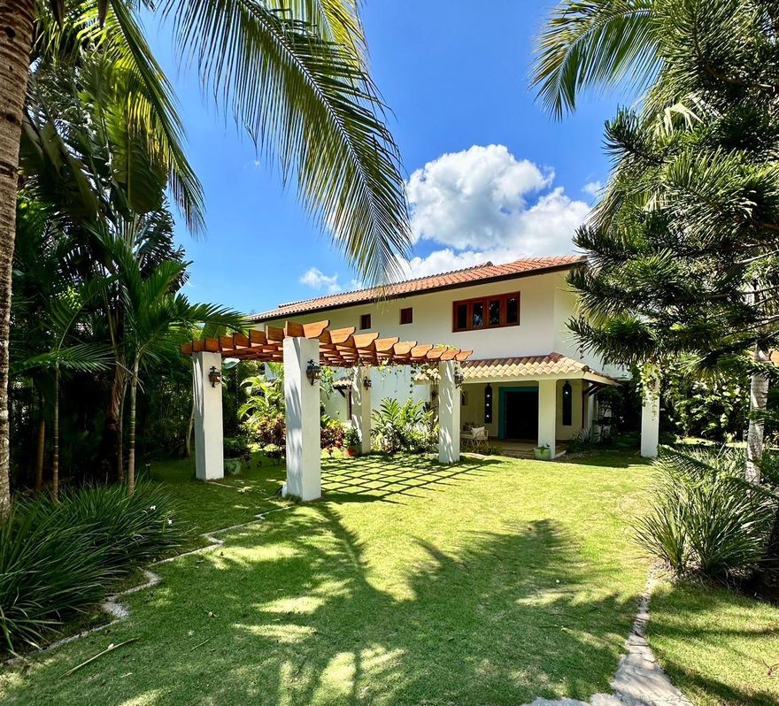 Come enjoy the lifestyle in this beautiful golf view villa in Metro Country Club with 18 Hole Championship Golf course and outdoor olympic size swimming Pool.  Community Clubhouse, Gym and Tennis courts available, 2 Restaurants on site, discount for golf and restaurants, Hotel within complex, Marketplace within the community. 24 hour security guard. Airport is only 1/2 an hour away. Just walking distance from Juan Dolio Beach with all its  tropical shops. and tasty restaurants.