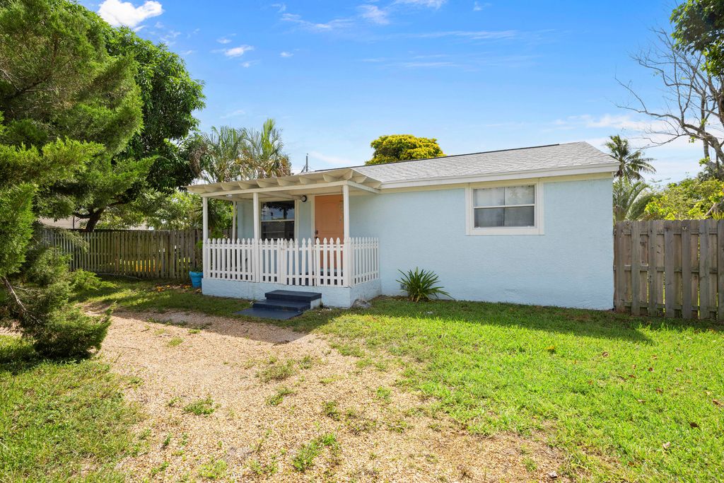 Photo of 6962 Florida Drive, Lake Worth, FL 33462 (MLS # R11007214)