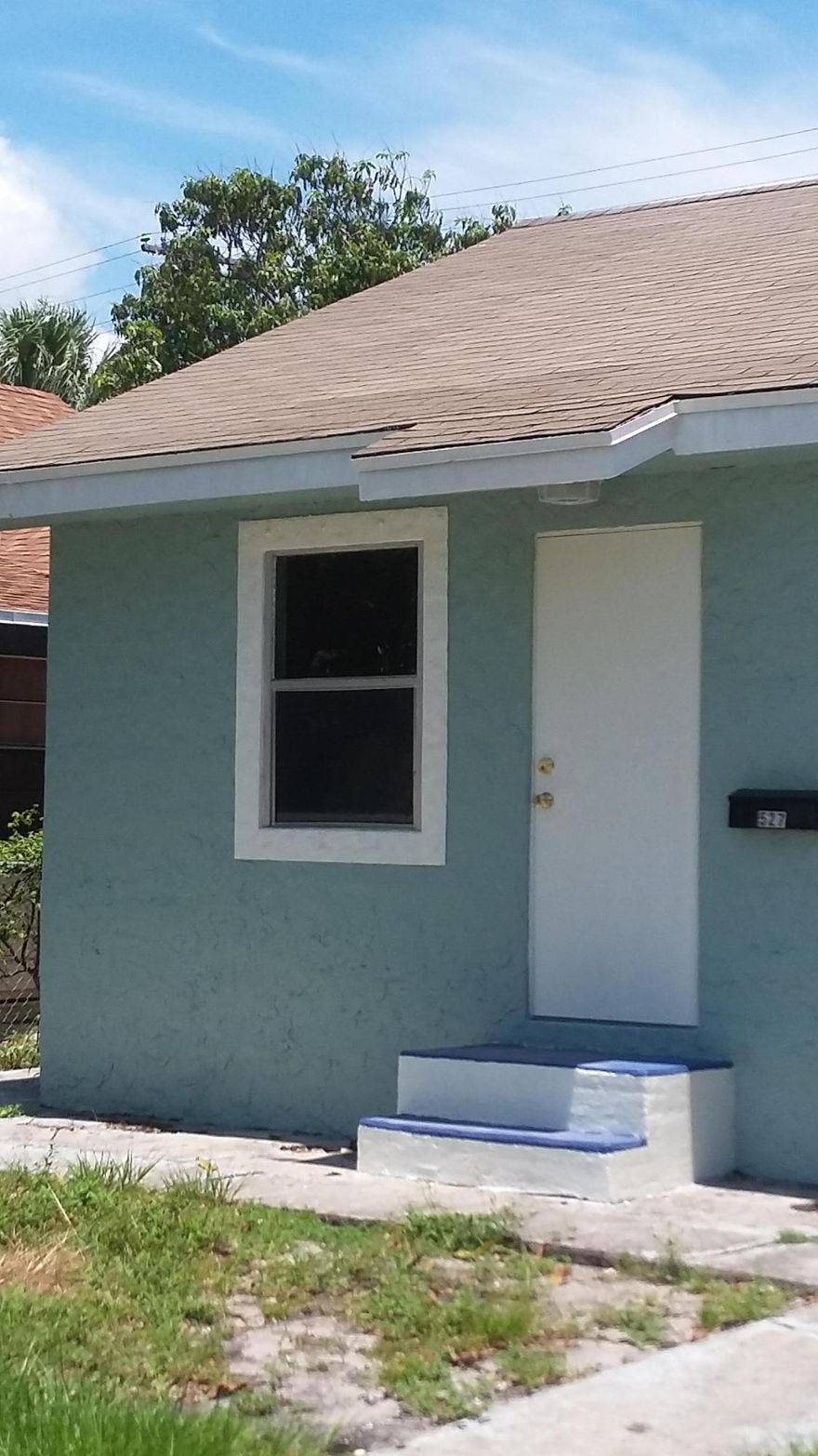 This unit has just been completely renovated. This efficiency is freshly painted and has a brand new kitchen.