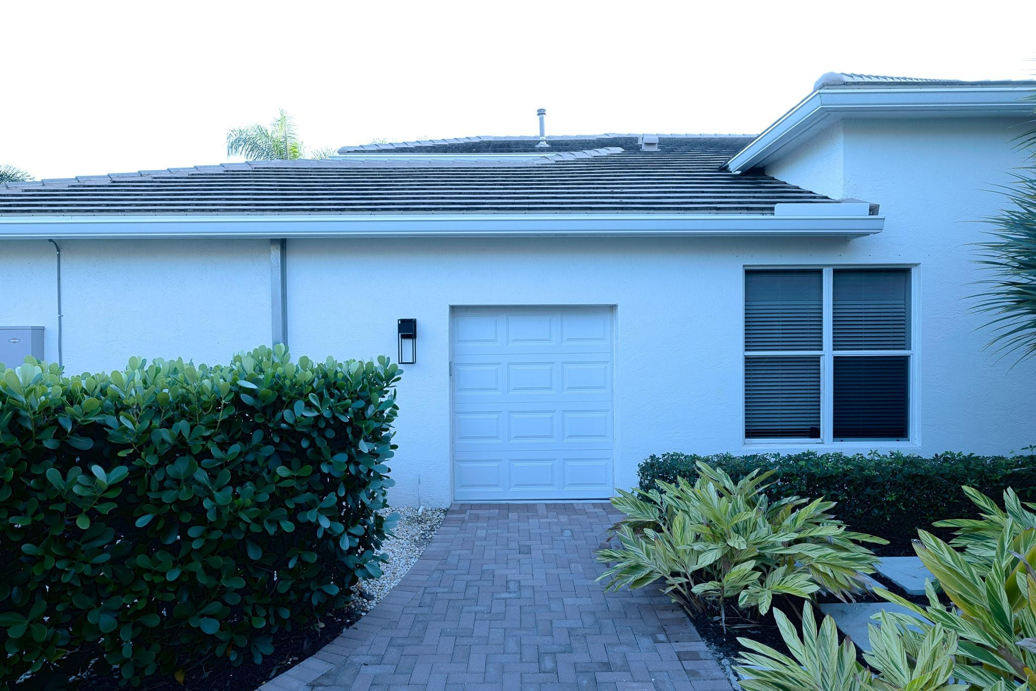 9016 Lakes Boulevard