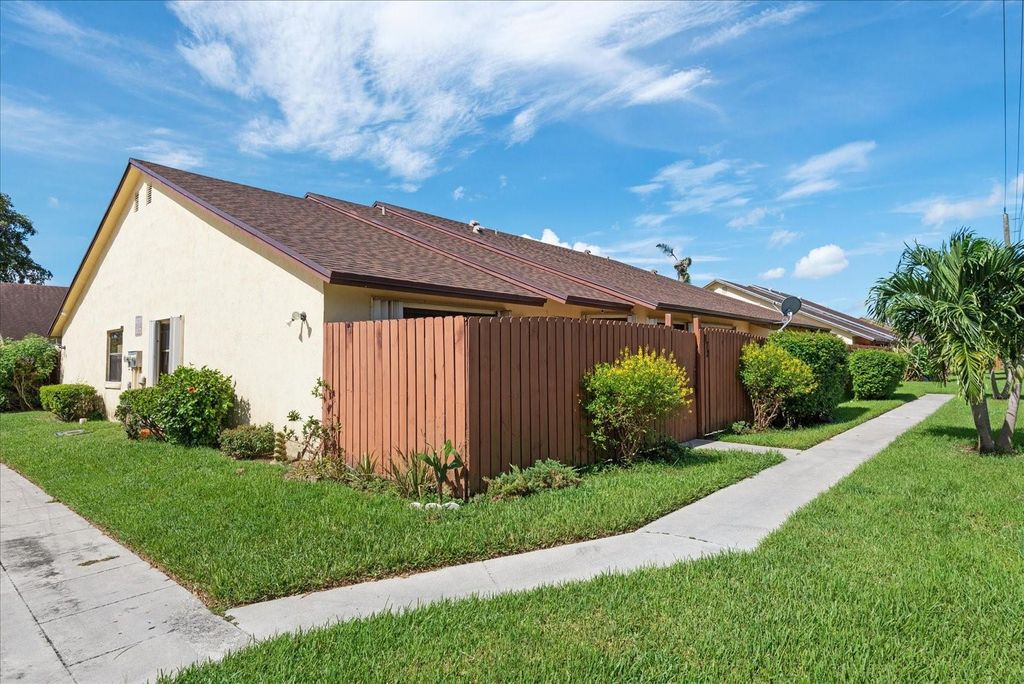 Photo of 172 Springdale Cir #17-B, Palm Springs, FL 33461 (MLS # F10395016)