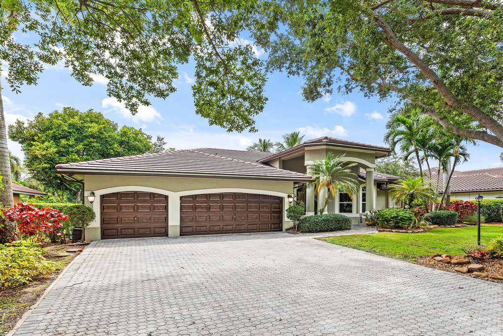 Photo of 6867 NW 107th Terrace, Parkland, FL 33076 (MLS # B26036417)