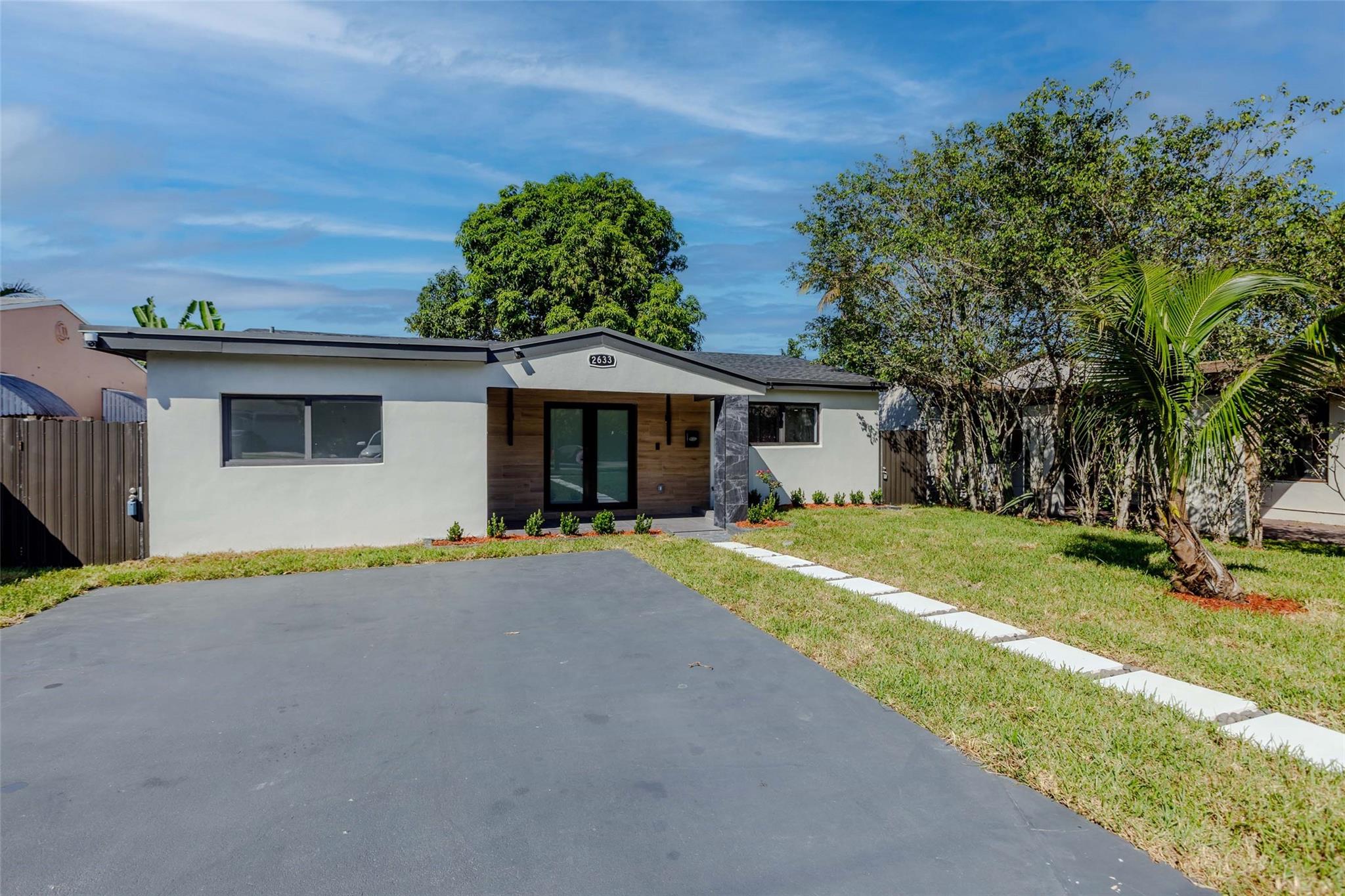View photos, virtual tours, details... 2633 Taft St