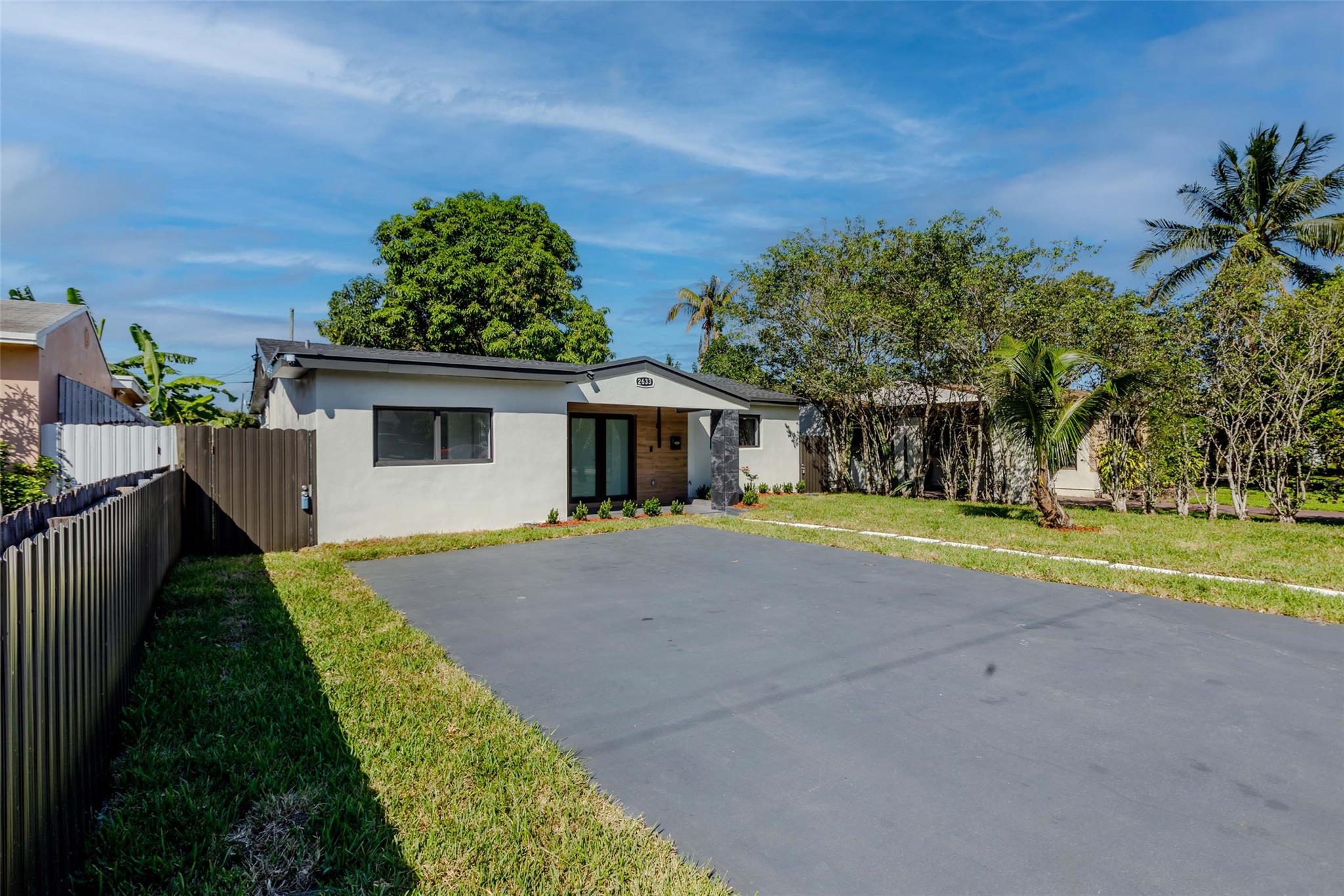 View photos, virtual tours, details... 2633 Taft St