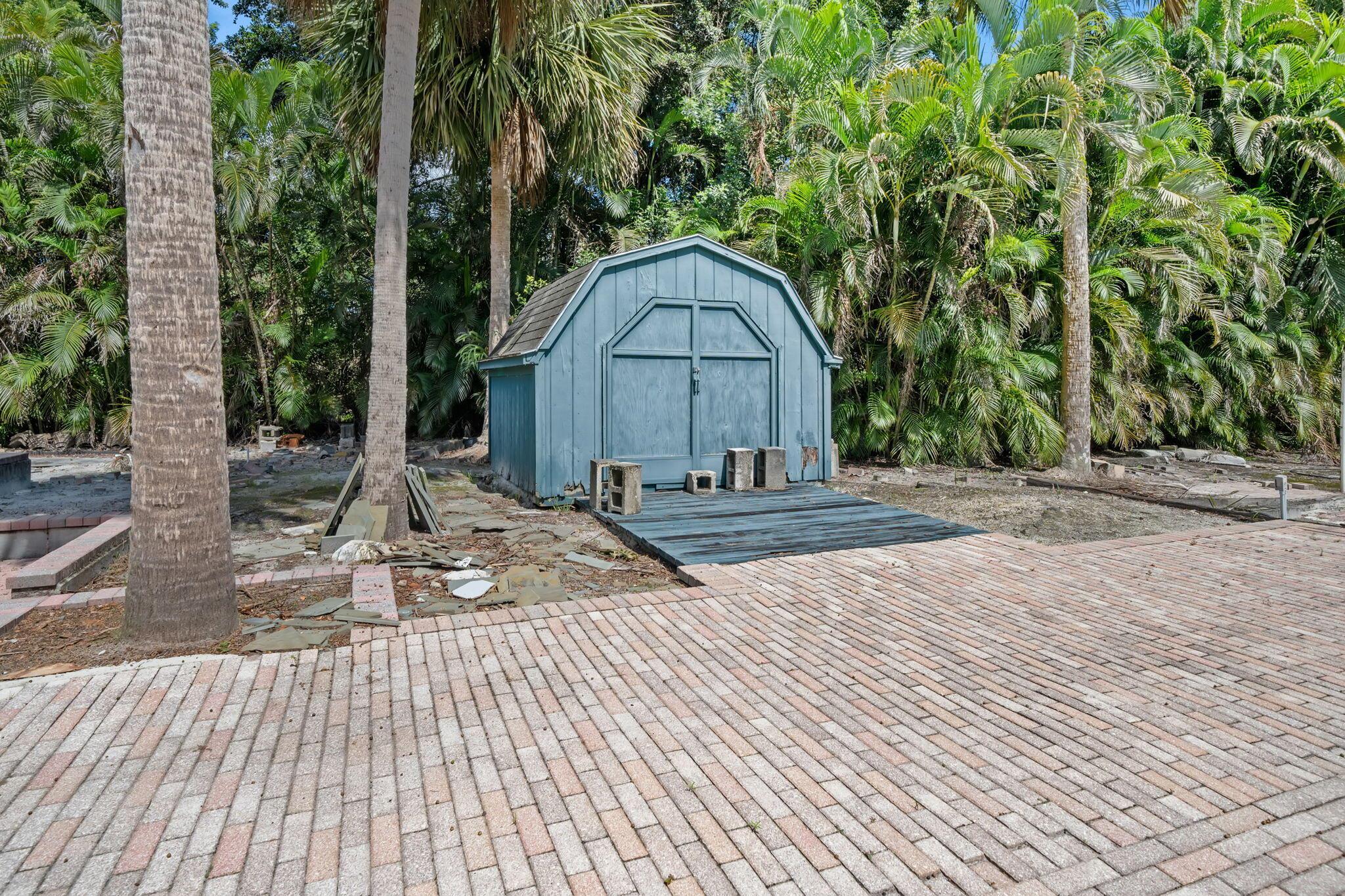 PINEWOOD EAST OF WELLINGT - Residential