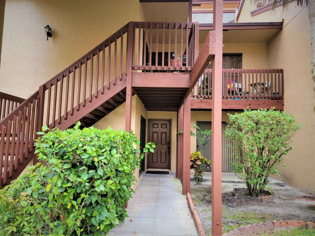 Photo of 403 Lakeview Drive E #E, Royal Palm Beach, FL 33411 (MLS # R10772397)