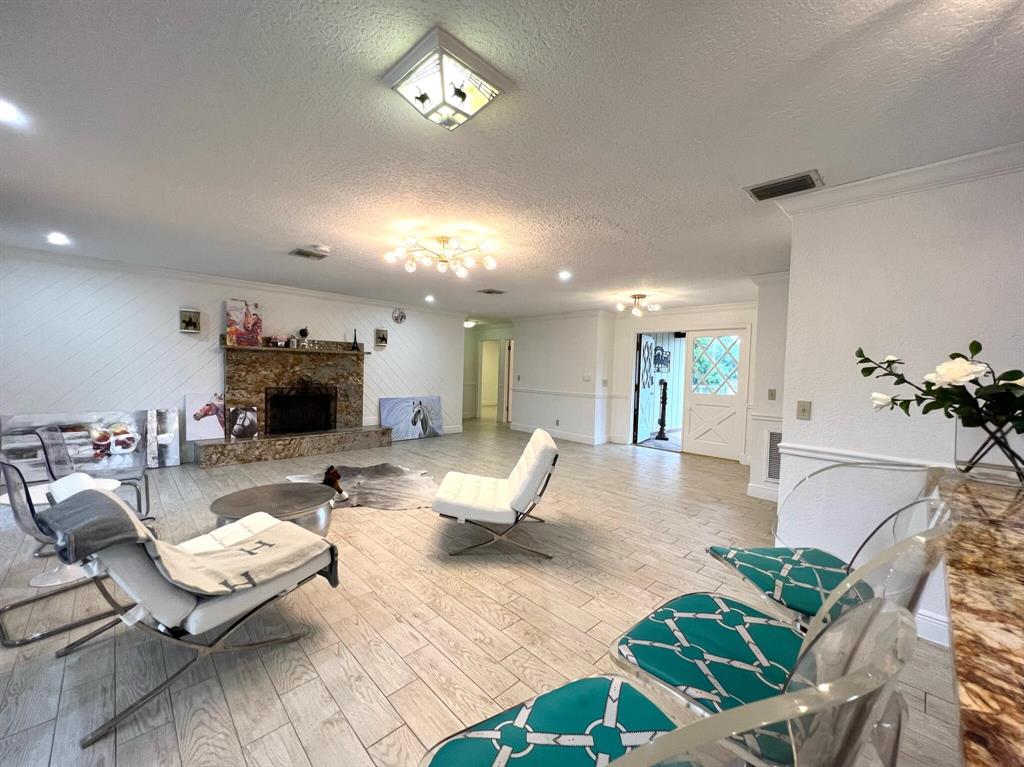 Beautiful home and horse farm, 5+ acres. This tranquil property is equipped with 13 stalls, automatic water, round pen, wash stalls. 18 minute drive to WEF, Global Dressage Festival and Polo fields in Wellington
