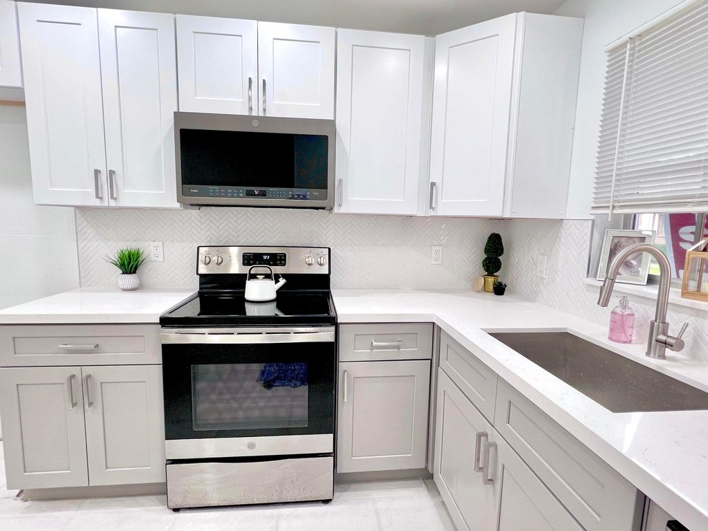 Photo of 1430 SW 25th Way #B, Boynton Beach, FL 33426 (MLS # R11101834)
