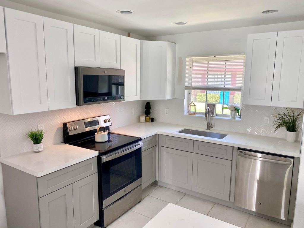 Photo of 1430 SW 25th Way #B, Boynton Beach, FL 33426 (MLS # R11101834)