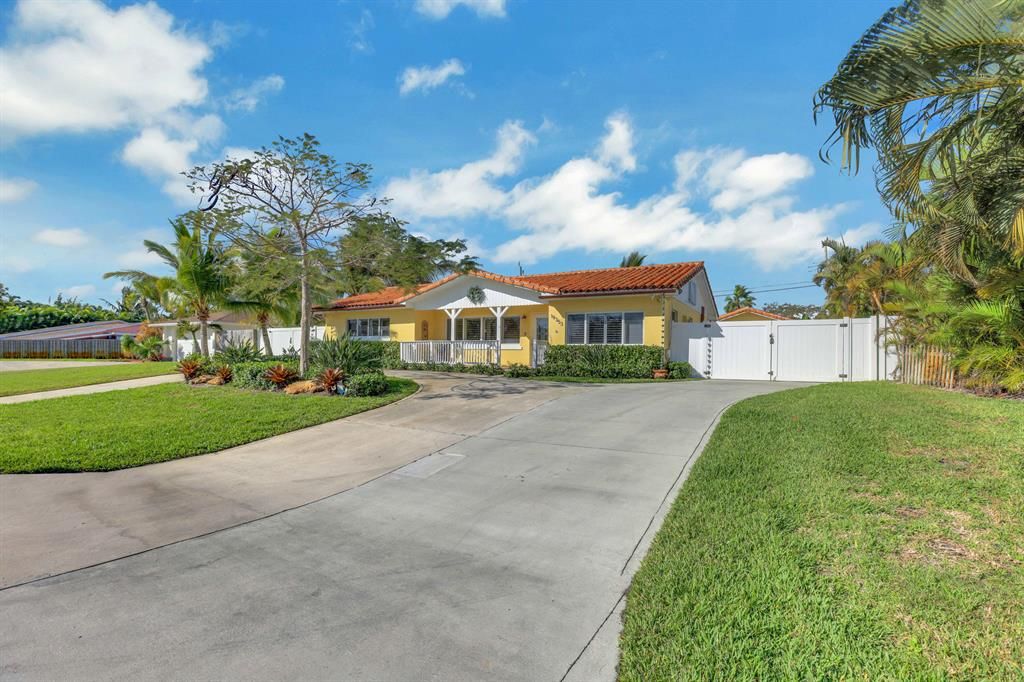 Photo of 19353 W Indies Lane, Jupiter, FL 33469 (MLS # R10851862)