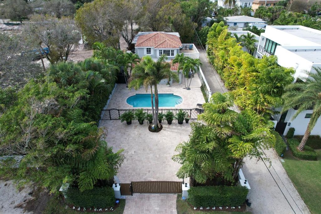 Photo of 820 Palm Trail, Delray Beach, FL 33483 (MLS # R10997416)