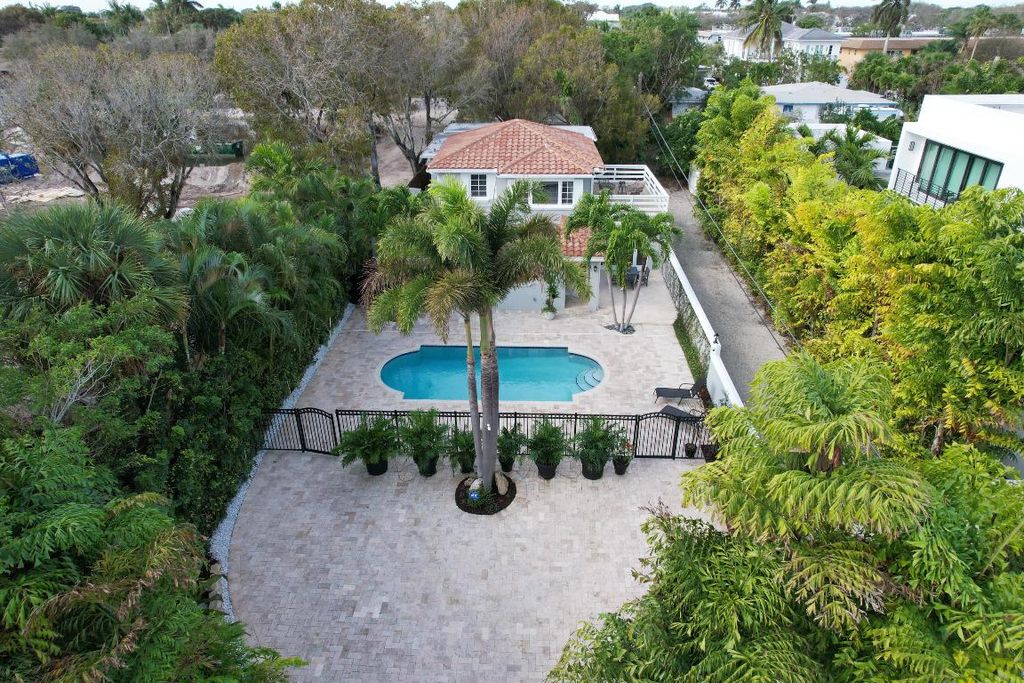 Photo of 820 Palm Trail, Delray Beach, FL 33483 (MLS # R10997416)