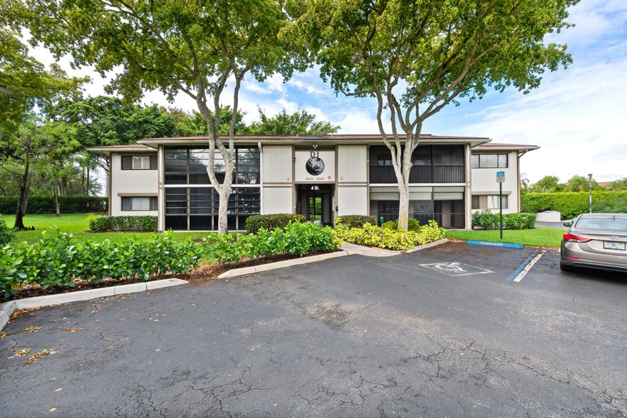 Bright and inviting 2BR/2BA condo in Kings Point offering a flexible layout currently set up as a 1-bedroom with expanded living space. Easily convert back. Vaulted ceilings create an open, airy feel, while the enclosed patio is ideal for morning coffee or relaxing afternoons. Features include a custom walk-in closet and an open-concept design. Enjoy resort-style amenities: 1,100-seat theater, indoor/outdoor Olympic-size pool, fitness center, tennis, sauna, billiards, library, card rooms, and 200+ clubs. Can rent right away—great investment opportunity!