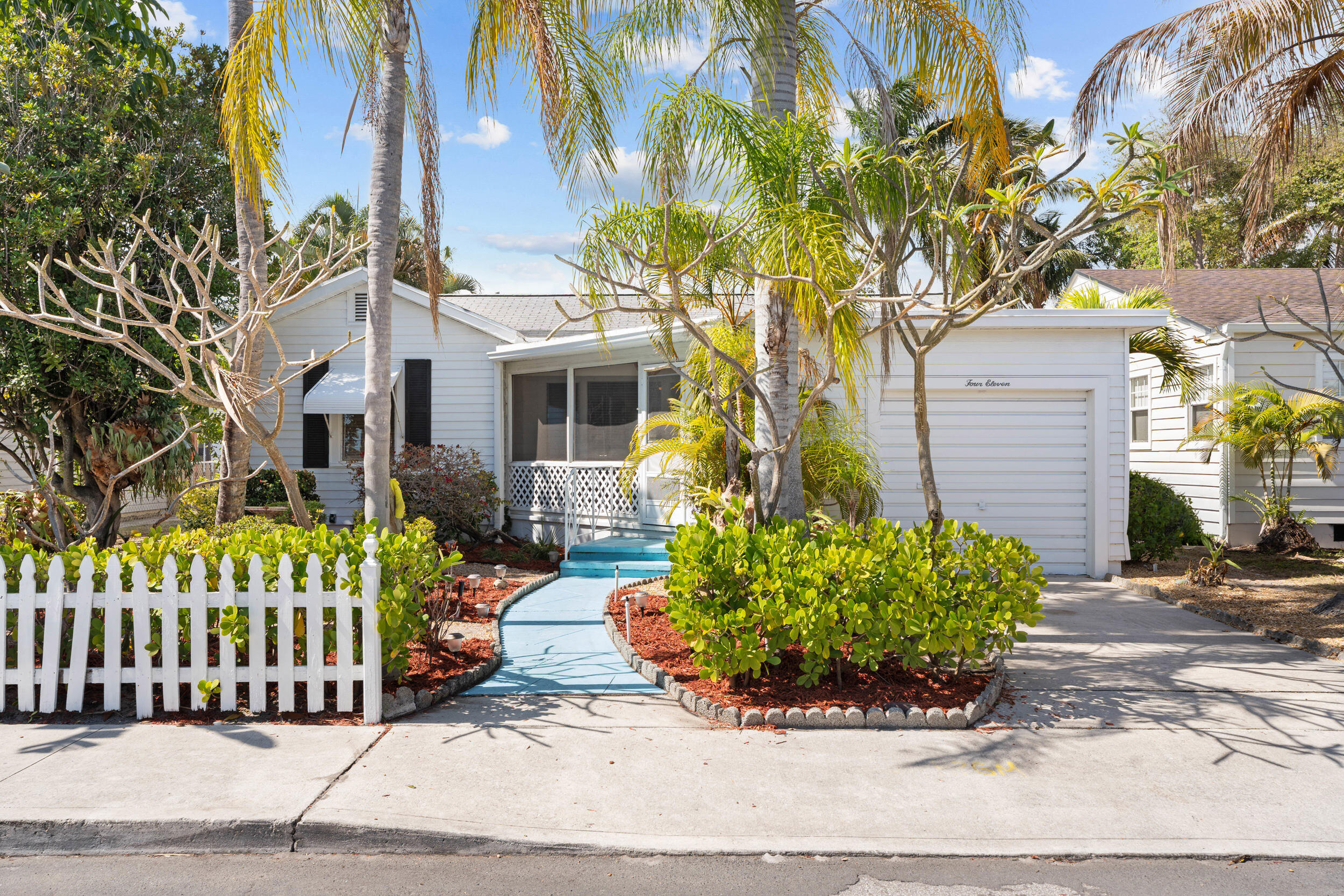 411 S Palmway