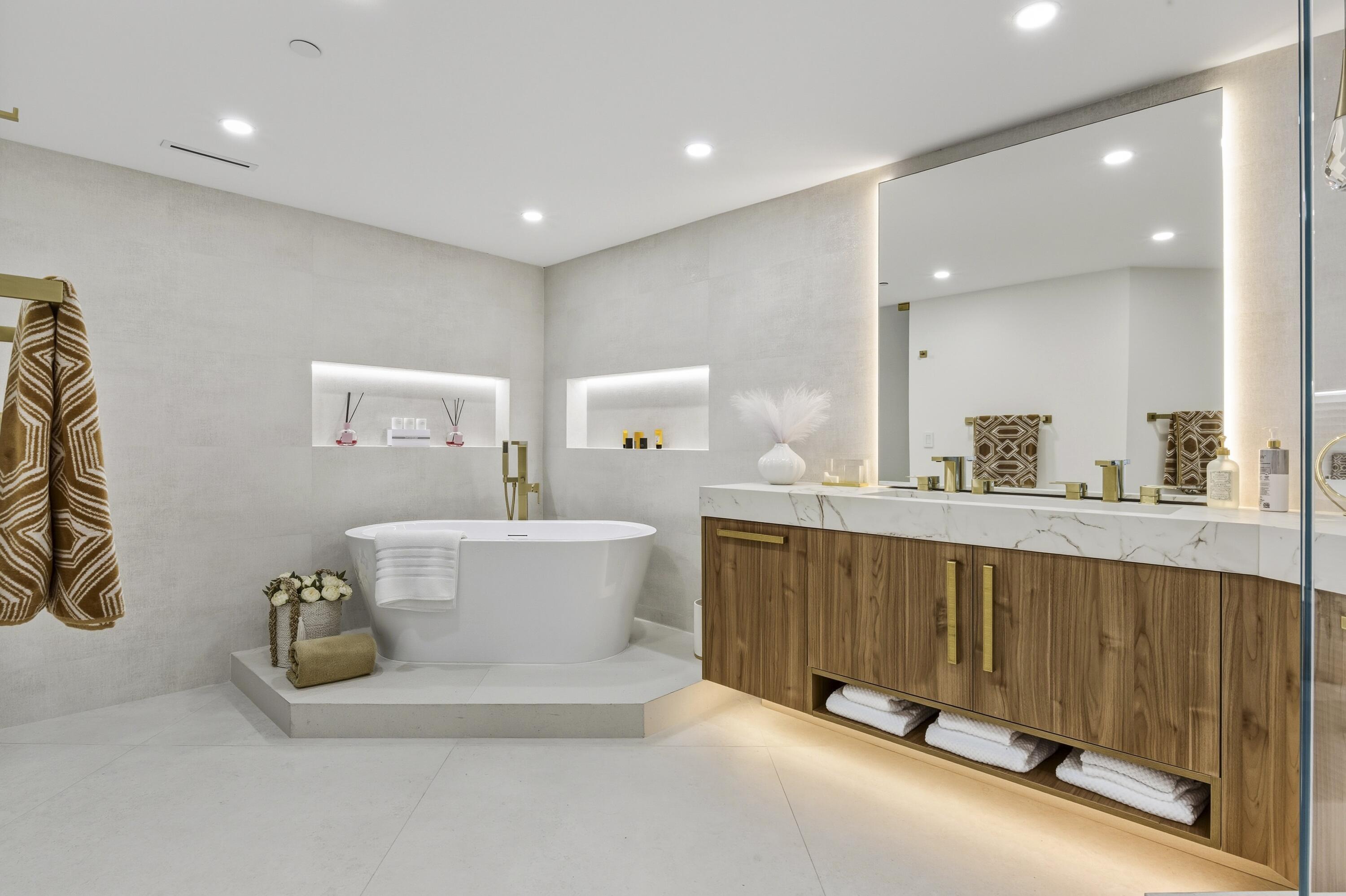 PALM BEACH HAMPTON COND - Residential