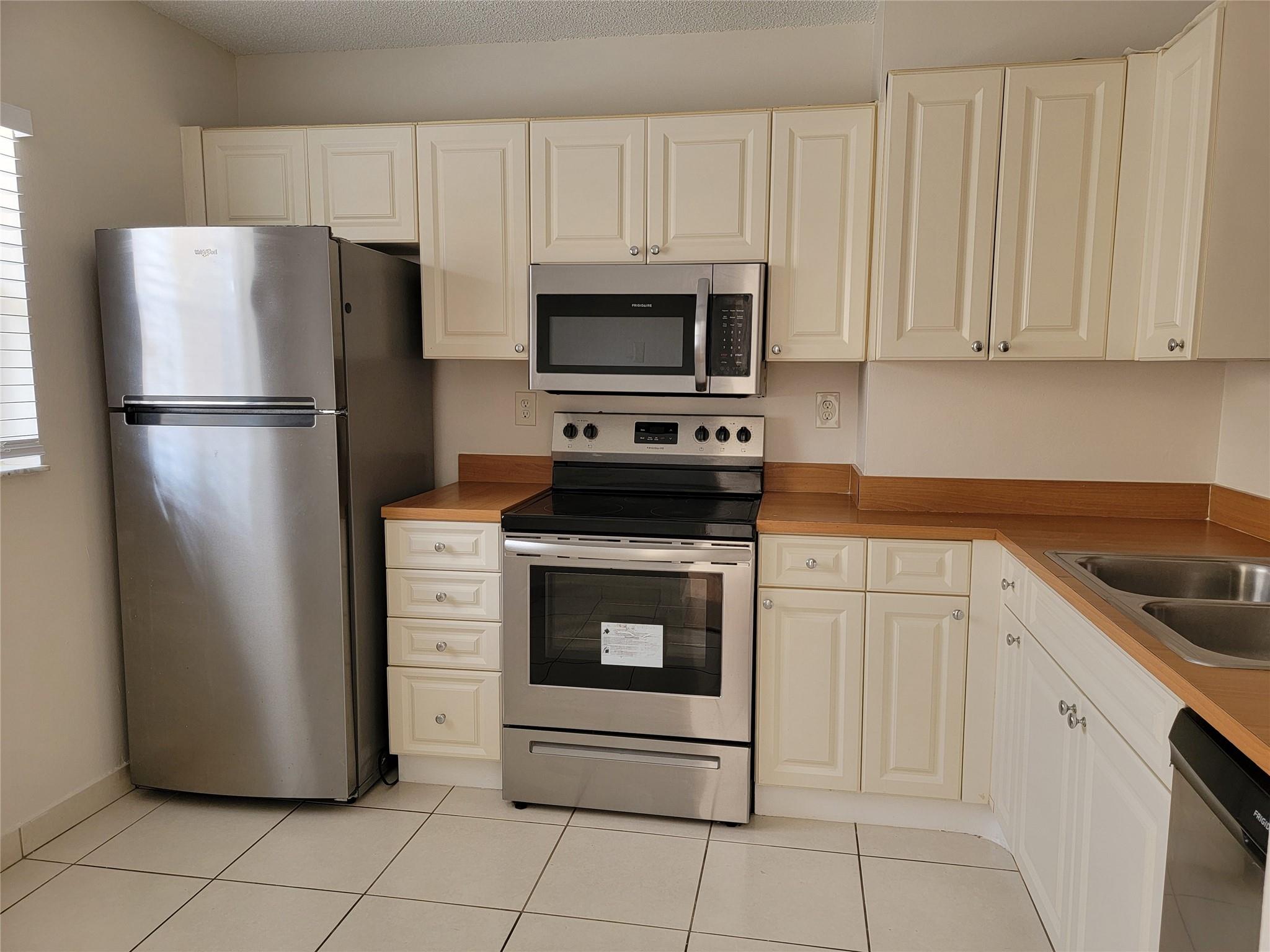 ROYAL GARDENS - Residential Lease