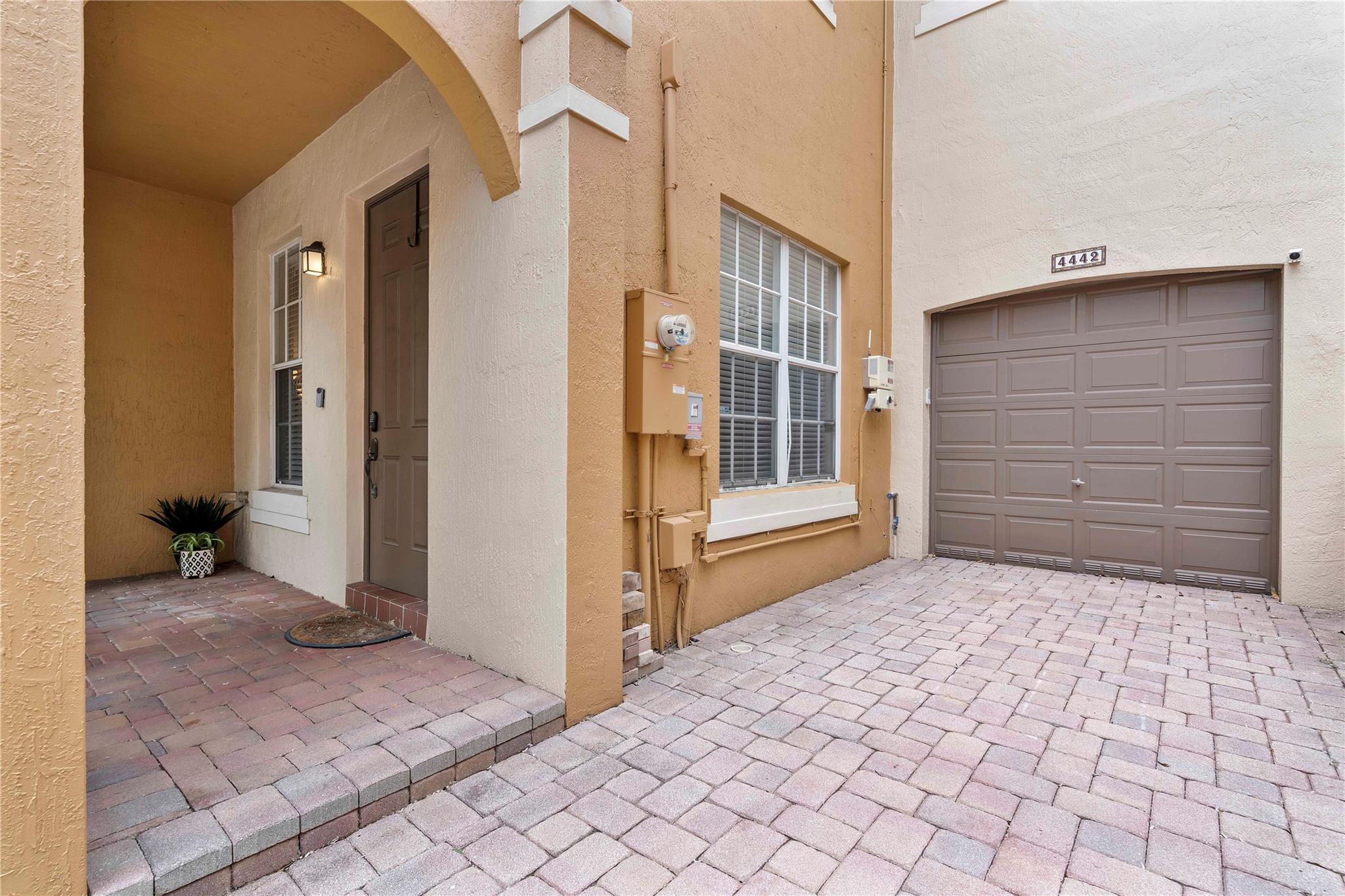 4442 Arabian Way 4442