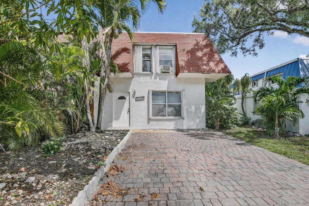 Photo of 5514 SW 44th Terrace, Dania Beach, FL 33314 (MLS # B26012093)