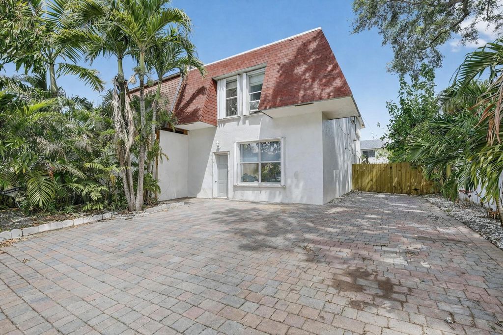 Photo of 5514 SW 44th Terrace, Dania Beach, FL 33314 (MLS # B26012093)