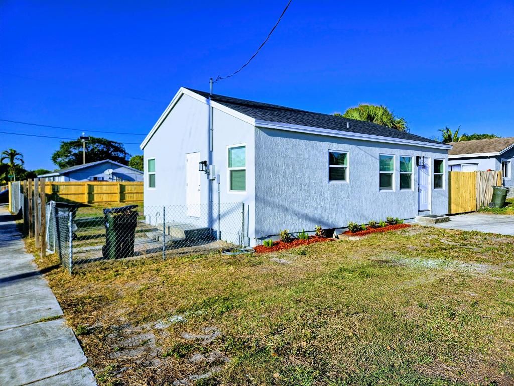 Photo of 721 SW 10th Street, Delray Beach, FL 33444 (MLS # R11069285)