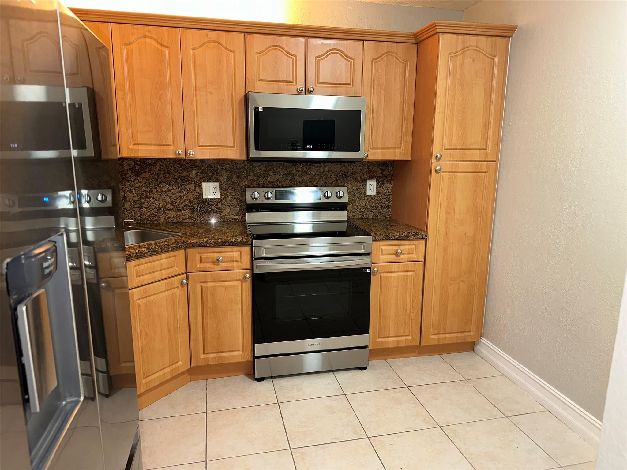 3892 CORAL TREE CR 3892