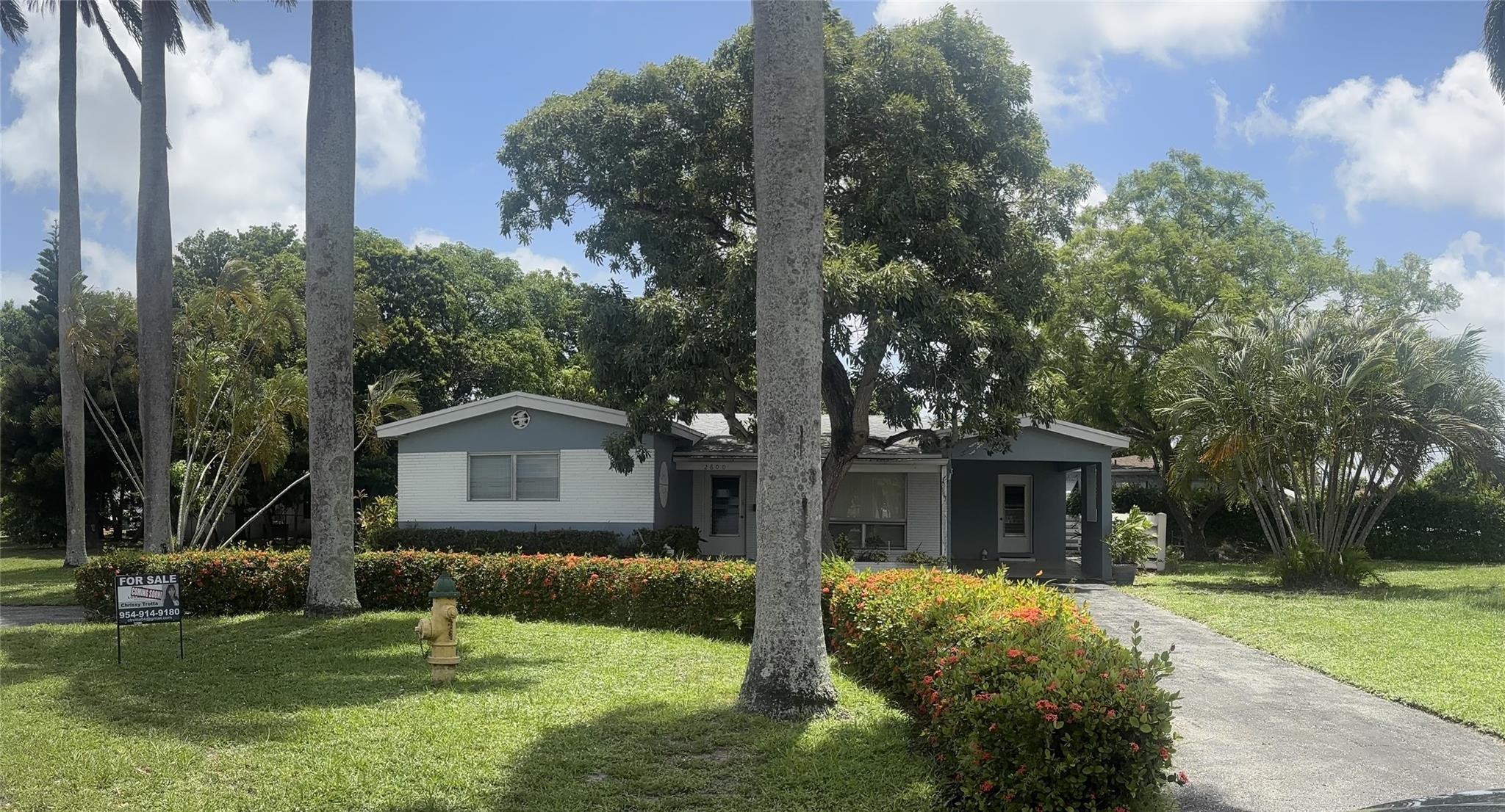 Spacious 3-bedroom, 2-bath home on an oversized corner lot with tons of potential! ROOF WAS DONE IN 2019. Features include a carport, living room, family room, and dining area. Home has older appliances, terrazzo floors, carpet, original windows and window units (no central A/C). Great location with ample space for cars, trucks, trailers, boats, and more! NO HOA!!
Perfect for investors, first-time buyers, or anyone looking to customize a home to their liking. Don’t miss this one!
MORE PHOTOS COMING SOON