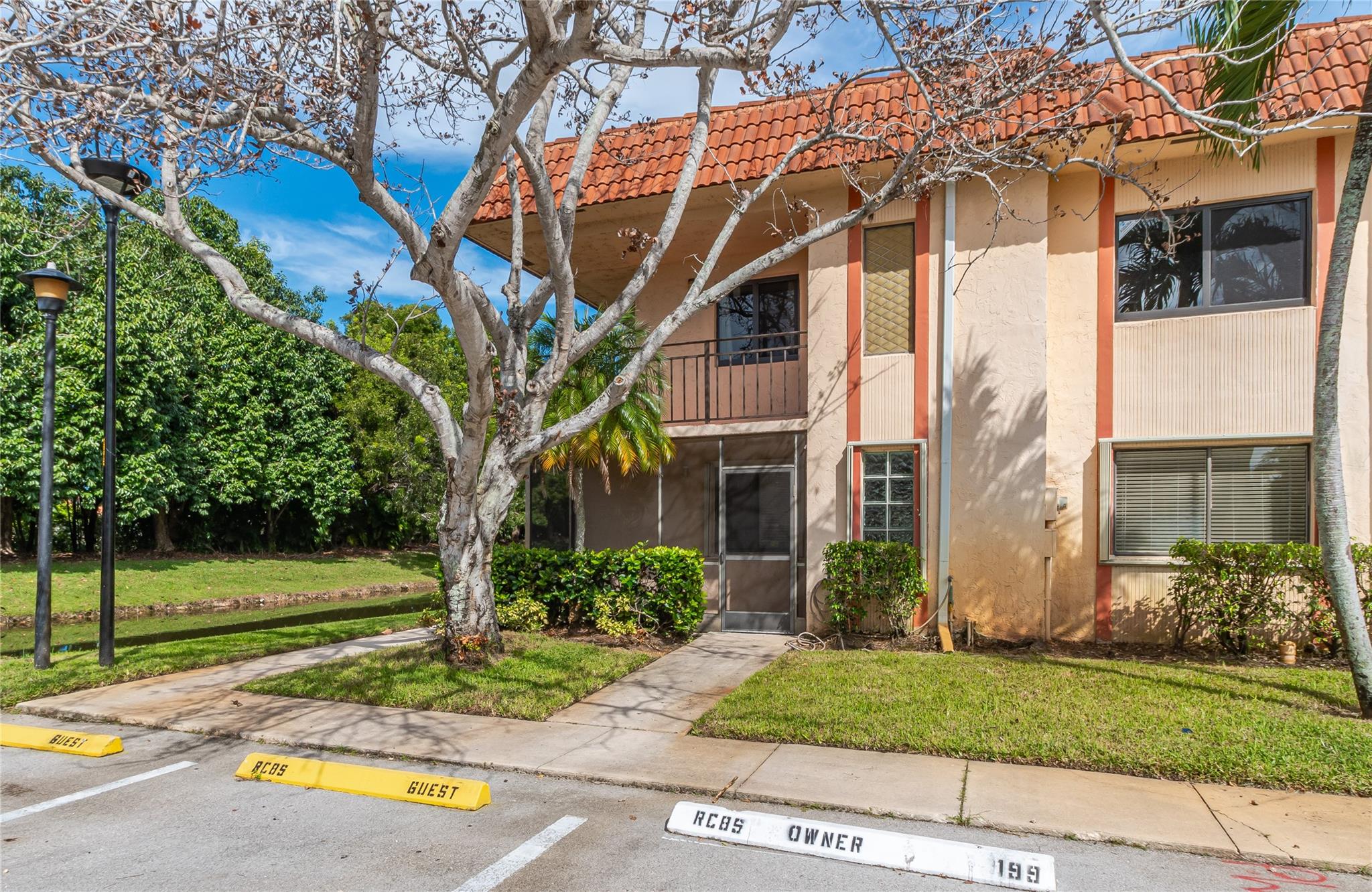 GREAT CORNER UNIT LOOKING AT POOL AND CANAL. NEW REFRIGERATOR WHIRPOOL.
Beautiful well kept 2/2 corner condo in Weston. Enjoy all of the great Town Center amenities such as: gym, tennis, bowling, pool, picketball and more