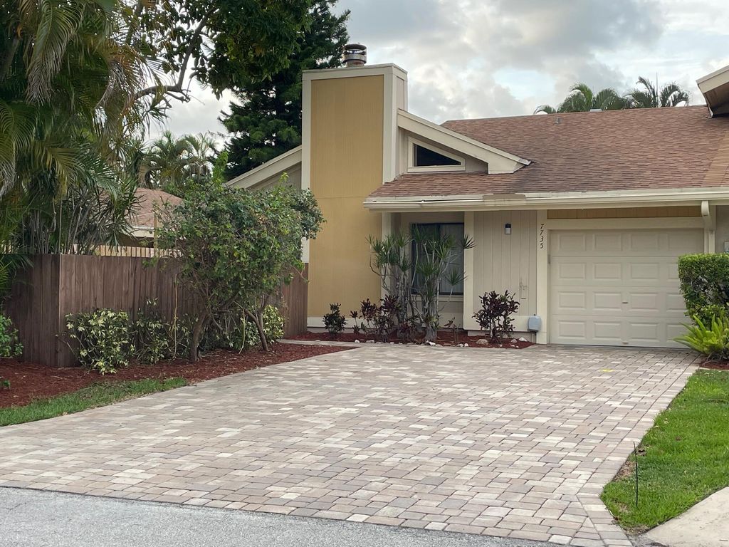 Photo of 7735 E Kenway Pl Place E, Boca Raton, FL 33433 (MLS # B26022993)