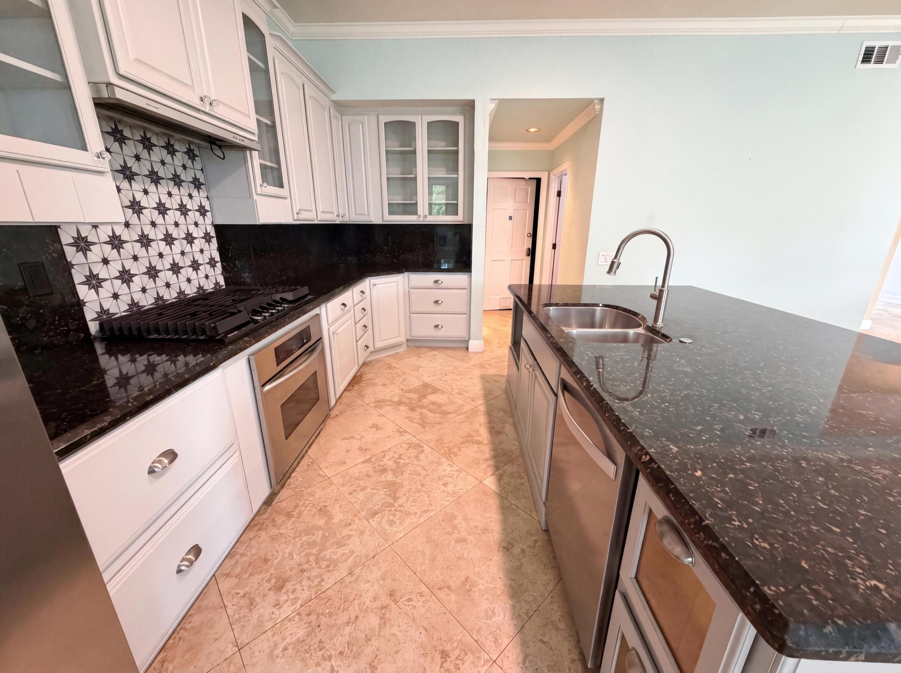 COUNTRY'S POINT 119-29 B - Residential