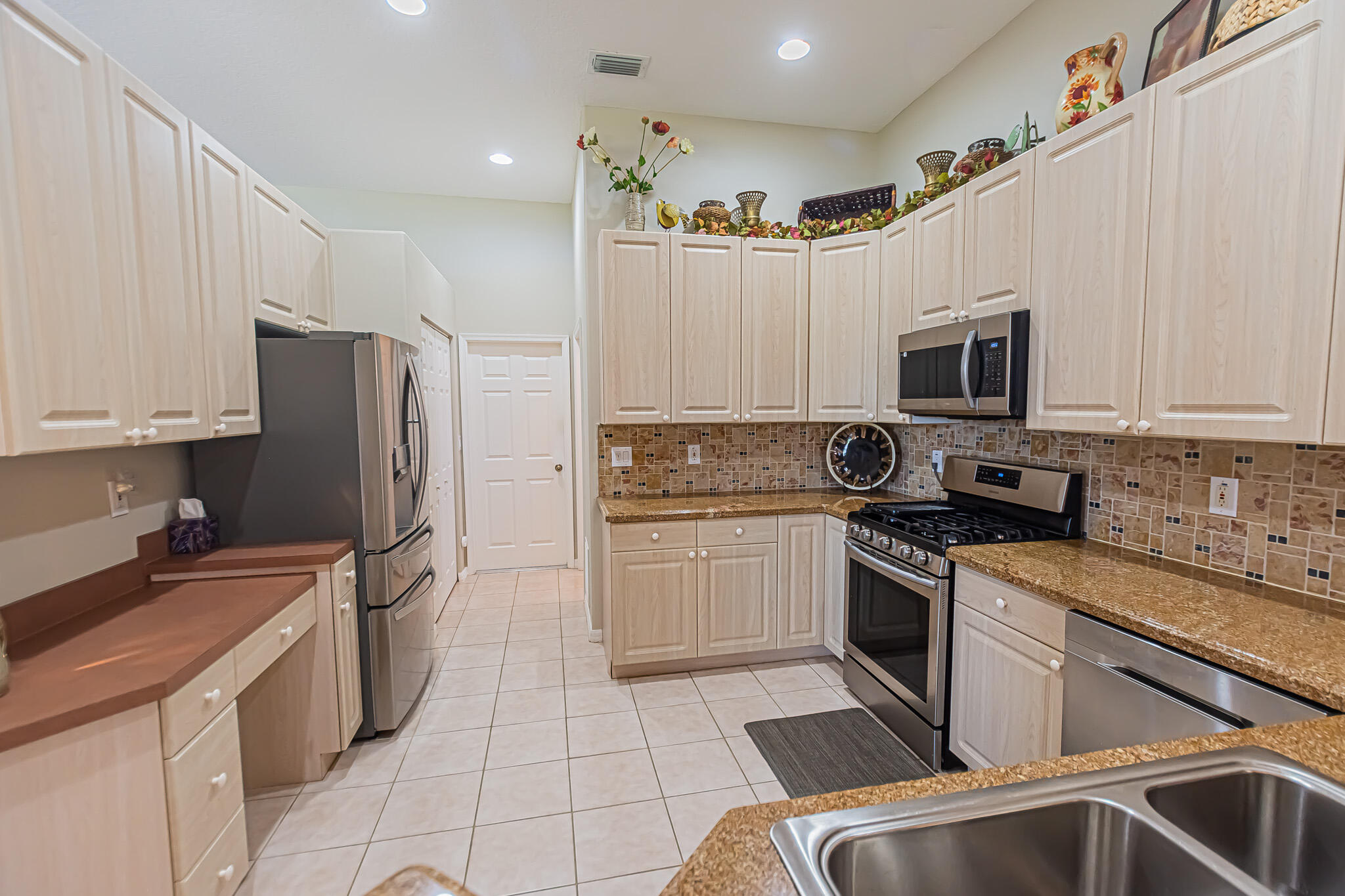 COUNTRY CLUB POINTE - Residential